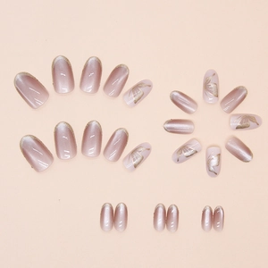 Dettaglio di 24 unghie finte cat-eye con farfalle dorate e design French manicure