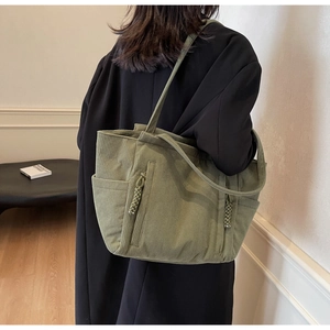 Macro di borsa tote in velluto a coste verde salvia con trama a costine e dettagli intrecciati