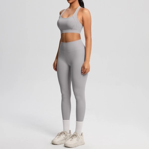 Conjunto de yoga gris de dos piezas con sujetador deportivo y leggings sin costuras de talle alto