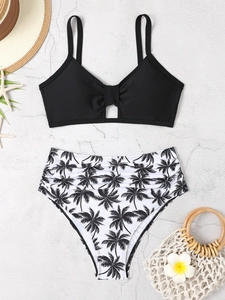 Flachbild von schwarzem Bikini-Oberteil mit Ausschnitt und High-Waist-Hose mit Palmenprint