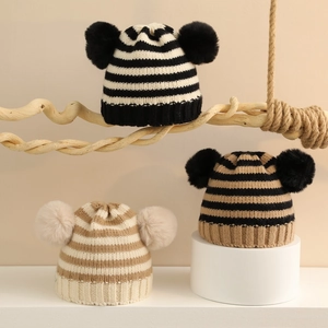 Berretti in maglia a righe per bambini con doppi pompon in pelliccia sintetica
