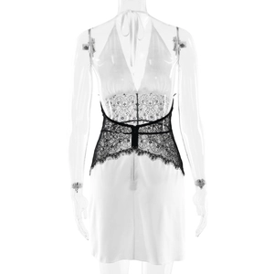 Dettaglio mini abito in raso bianco con pizzo nero e design con schiena scoperta