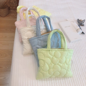 Mini borse imbottite a fiori in giallo, rosa, bianco, blu e verde colori pastello