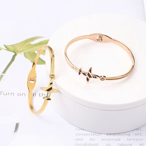 Détail du bracelet avion en or 18k avec incrustation d'émail et pierre de zircon