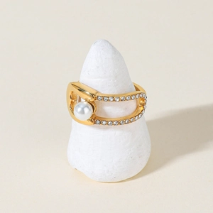 Détail d'une bague épingle à nourrice plaquée or 18k avec perle et cristaux brillants