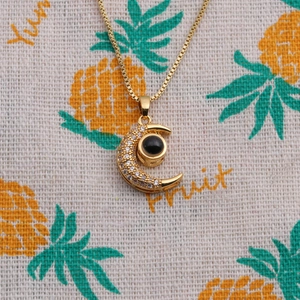 Collier lune dorée avec pierre de projection œil maléfique et pavé de zircons