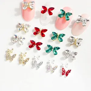 Vista detallada de adornos de mariposas 3D para uñas en varios colores vibrantes