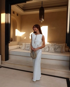 Chic white pleated two-piece set with sleeveless tie-up top and long skirt in linen texture