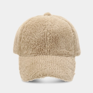 Détail d'une casquette de baseball en fausse fourrure beige avec une texture douce d'hiver