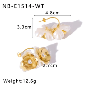 Dettaglio orecchini a fiore placcati oro 18k con perle e specifica misura di 3,3 cm