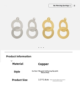 Vue détaillée des boucles d'oreilles géométriques en cuivre dorées et argentées