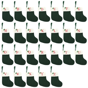 Chaussettes de Noël en tricot vert avec lettres brodées rouges et boucles de suspension