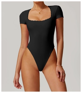 Dettaglio body yoga nero a costine con scollo quadrato e finiture in pizzo ricercate