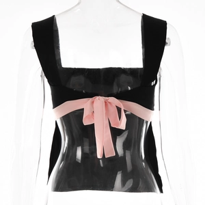 Detailansicht einer rosa Schleife am Rücken eines schwarzen, eng anliegenden Tanktops