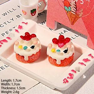 Vue macro de breloques gâteau aux fraises en résine 3D avec crème pour loisirs créatifs