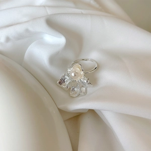 Adjustable 925 silver irregular flower ring with a lustrous white pearl on silk