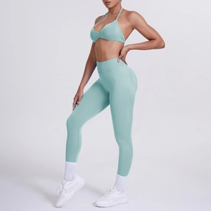 Vista laterale del set yoga verde menta con leggings a vita alta e reggiseno sportivo