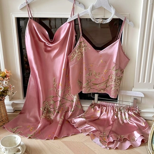 Ensemble pyjama 3 pièces en satin rose avec robe nuisette, caraco et short à volants