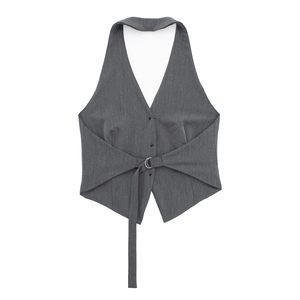 Gilet court gris foncé à licou avec ceinture à anneau en D et coupe ajustée
