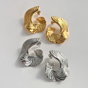 Boucles d'oreilles en acier titane poli avec plis en forme d'éventail or et argent