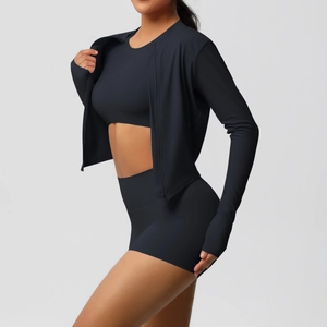 Vue détaillée d'un ensemble de sport noir 3 pièces avec veste zippée, débardeur et short taille haute