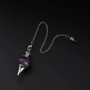 Natur Amethyst Kristall Pendel Anhänger mit silberner Totenkopfkette auf schwarzem Grund