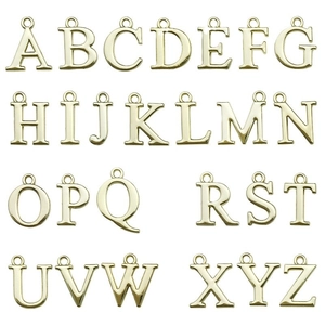 Set mit 26 vergoldeten A-Z Buchstaben-Anhängern für DIY-Schmuck auf weißem Grund