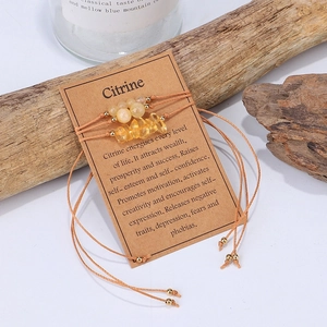 Set de pulseras artesanales con cuentas de citrino y fragmentos de cristal en tarjeta