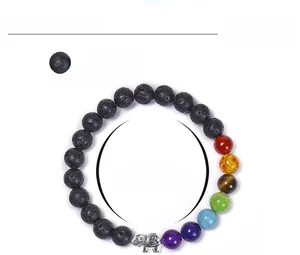 Vue détaillée des perles de lave 8mm avec pendentif éléphant et pierres de chakra