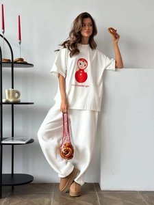 Survêtement blanc en coton avec t-shirt à motif poupée russe et pantalon de jogging