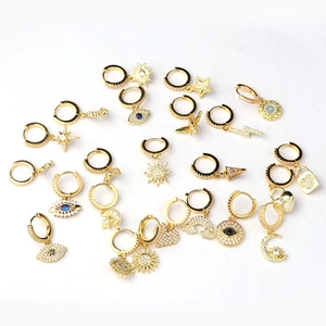 Set de pendientes de aro dorados con dijes de circón como ojo y patrones de sol