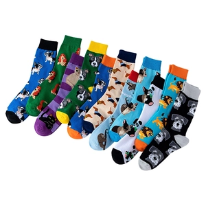 Bunte Crew-Socken mit Tiermustern wie Hunden und Katzen in lebendigen Farben für Damen