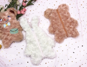 Trois trousses en peluche avec motifs ours et lapin sur fond de tulle à paillettes roses