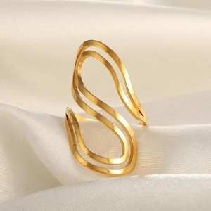 Vue détaillée d'une bague géométrique ondulée en or 18 carats sur de la soie blanche