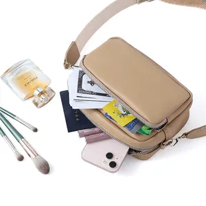 Borsa a tracolla beige minimalista con cerniera multistrato e cinturino largo