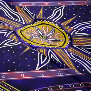 Detail eines Bohème-Wandteppichs mit Sonnenmotiven, Astrologie-Symbolen und Textur
