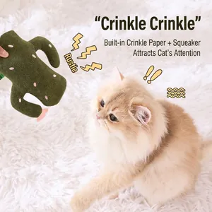Gouden kat speelt met cactus knuffel met ingebouwd knisperpapier en een piepend geluid