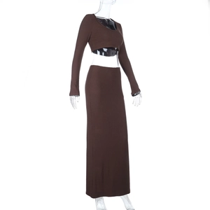 Détail de la maille côtelée d'un ensemble marron chocolat avec crop top et jupe taille haute