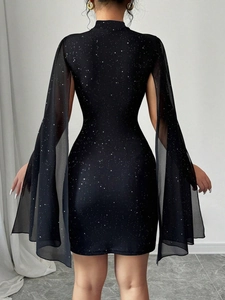 Robe moulante noire à paillettes avec manches cape fendues en mousseline, vue de dos