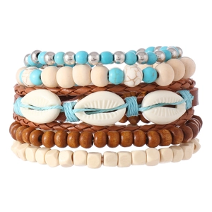 Détails de bracelets bohèmes multicouches avec perles en bois, turquoise et breloque coquillage