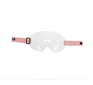 Detail der rosa Schutzbrille mit klaren Gläsern und verstellbarem Band für Wintermützen