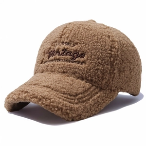 Dettaglio ricamo vintage su cappello da baseball in pile marrone effetto lana