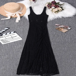 Detailansicht von schwarzem ärmellosem Spitzenkleid mit gerafftem Design und Spitze