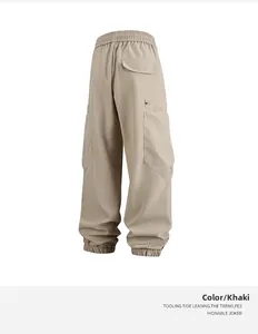 Detalle de pantalones cargo caqui con cintura elástica y bolsillos de solapa en la parte trasera