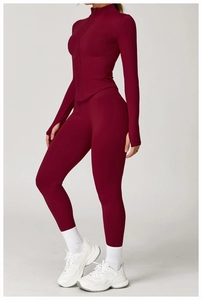 Détail de la veste de yoga bordeaux avec passe-pouces et tissu côtelé respirant