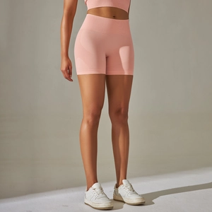 Détail du short de yoga taille haute pêche avec texture tricotée sans couture et effet galbant