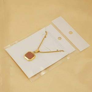 Détail du collier en acier inoxydable doré 18 carats avec pendentif carré en grès