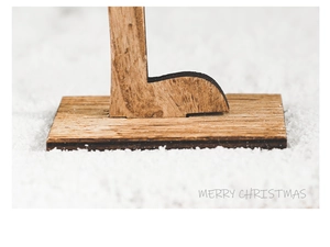 Détail du grain de bois naturel et de la base d'une figurine de renne de Noël