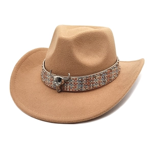 Detail eines Western-Wollhutes mit buntem Webband und Metall-Stierkopf-Verzierung auf Filz