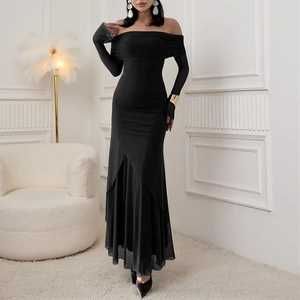 Détail de l'épaule dénudée en mesh et de la coupe sirène sur la robe noire